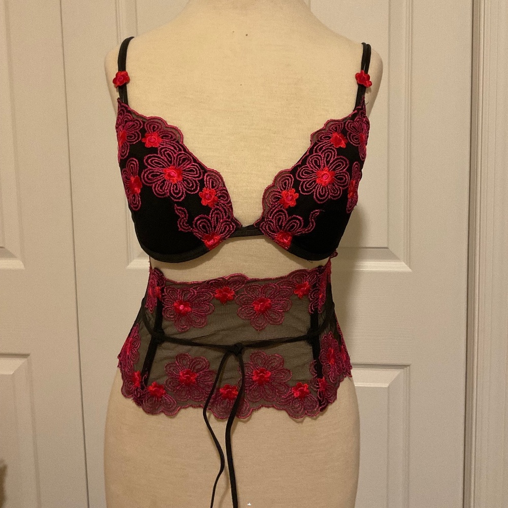 Victoria Secret Bra and Waist Belt Set Hot Pink Floral and Black Embroidered